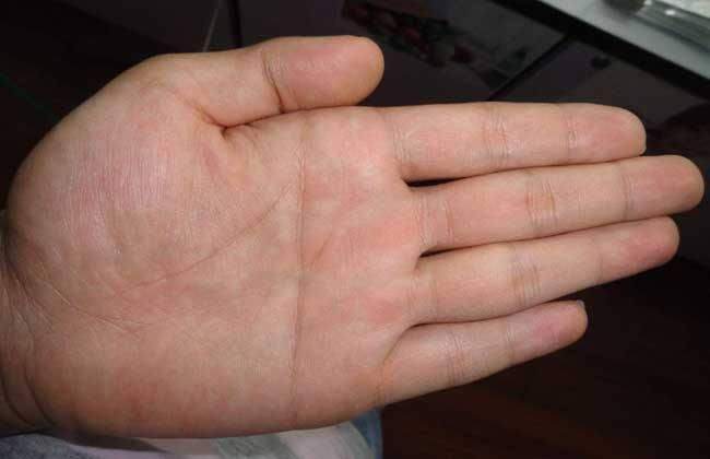 手相看运势,有断掌纹的人运势是好是坏?你有吗