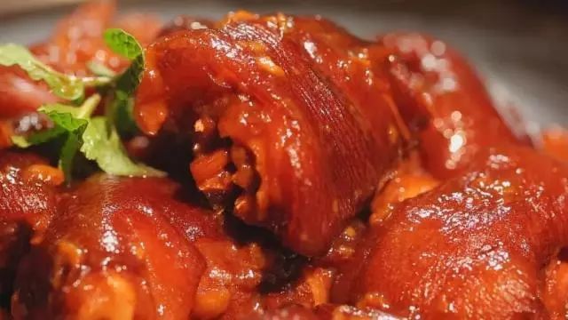 猪蹄怎么做最美味？这个方法一定要学，让你越吃越漂亮！