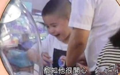 甘比儿子越来越胖,长相酷似刘銮雄!难怪刘鸣炜