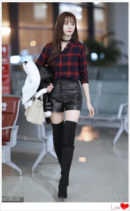 沈梦辰本身身材就好,脚踩一双高跟鞋这样看起