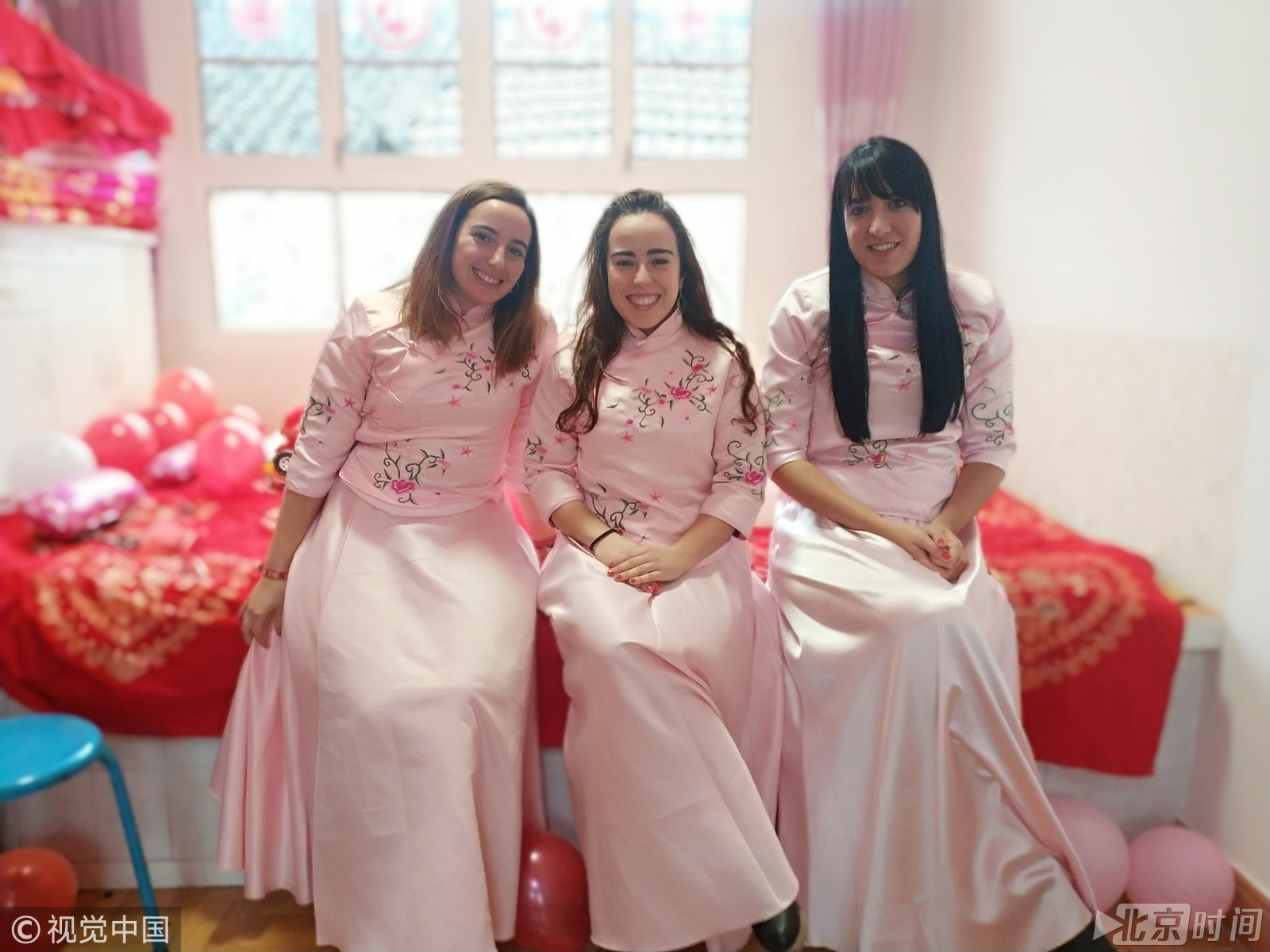 农村婚礼请三位西班牙美女当伴娘 一个博士两个硕都是学霸