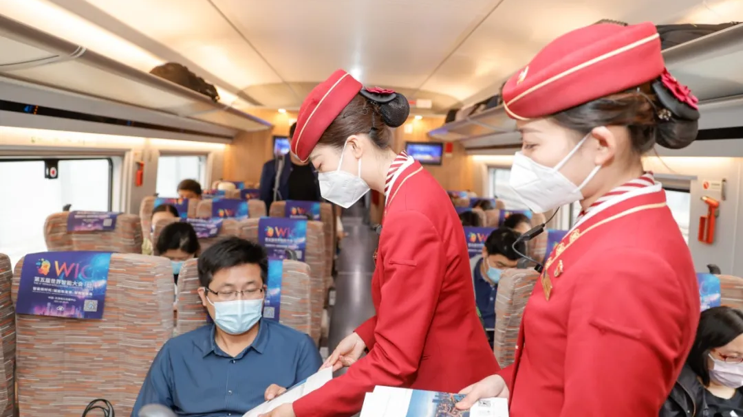 “世界智能大会”专列上,嘉宾热议点赞,乘客兴趣满满! “世界智能大会”专列上,嘉宾热议点赞,乘客兴趣满满!