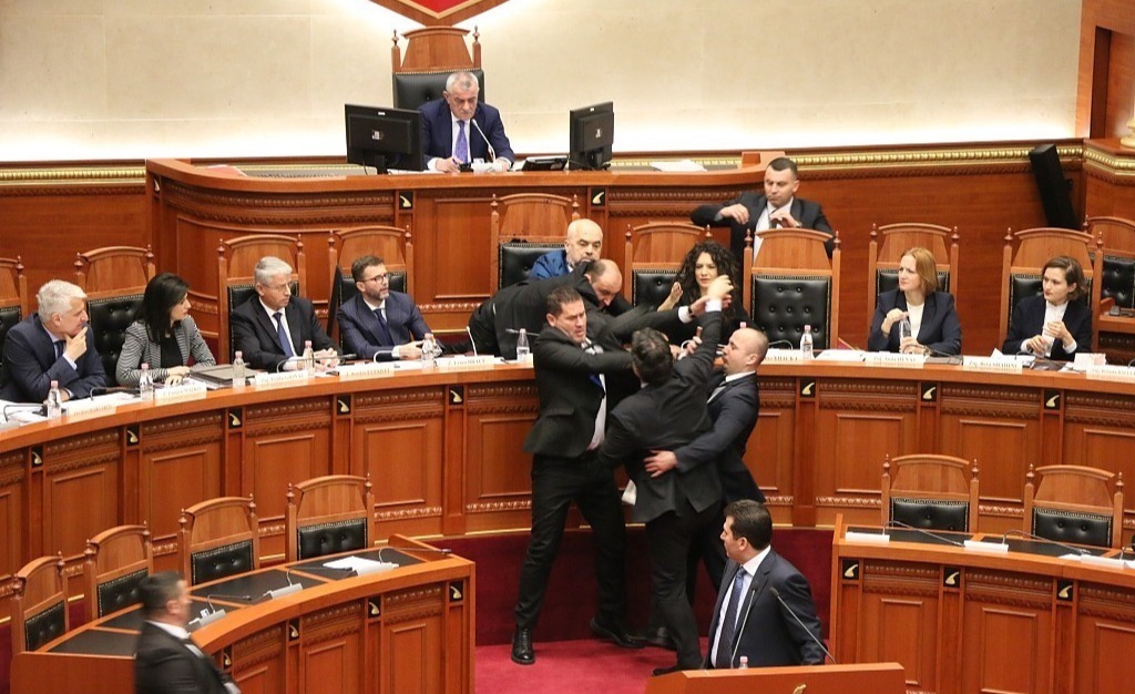2月14日报道，当地时间2月14日，阿尔巴尼亚地拉那，在议会辩论中，反对党议员Edi Paloka当场向阿尔巴尼亚总理埃迪·拉马喷墨水，随后被安全部门逮捕。