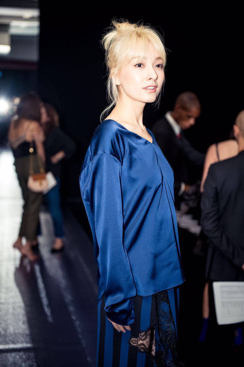 吴昕穿易烊千玺同款睡衣参加活动,配上金发攻