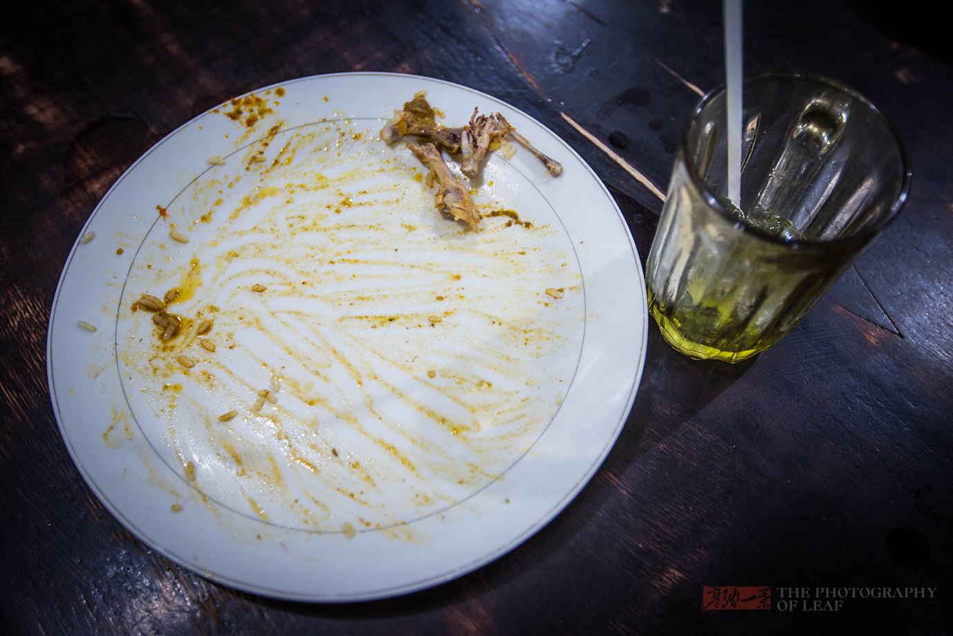 印尼人用手抓饭吃,他们认为这样吃很有快感,你