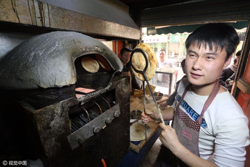 郑州19岁小伙卖烧饼年挣30余万