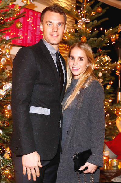 2016年12月10日，德国慕尼黑，拜仁俱乐部圣诞聚会，诺伊尔携妻子Nina Weiss出席。