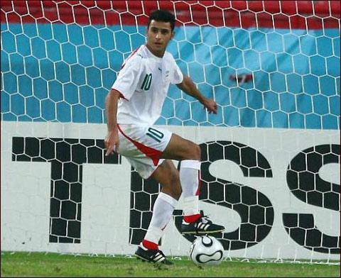 门线辱国足的伊朗前锋遭报应 现无球可踢 门线辱国足的伊朗前锋遭报应 现无球可踢