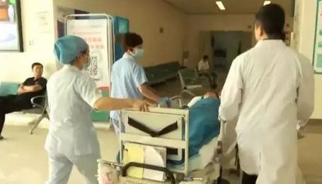 男子刚刚跟妻子亲热完 发现她突然瘫痪了