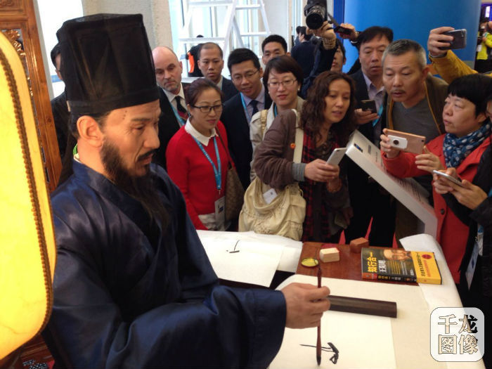 “这毛笔字写得真好,看来我得好好练练了,不然比不上机器人了!”看到“复活版”王阳明的书法秀,和同学们一起来参观的小学生李明格惊叹道。