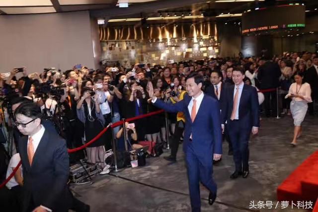 低开高走!小米上市首日强势冲破发行价,雷军身