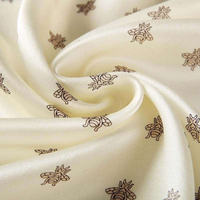 女人衣服领子太低,太尴尬?学学下面的女人配真