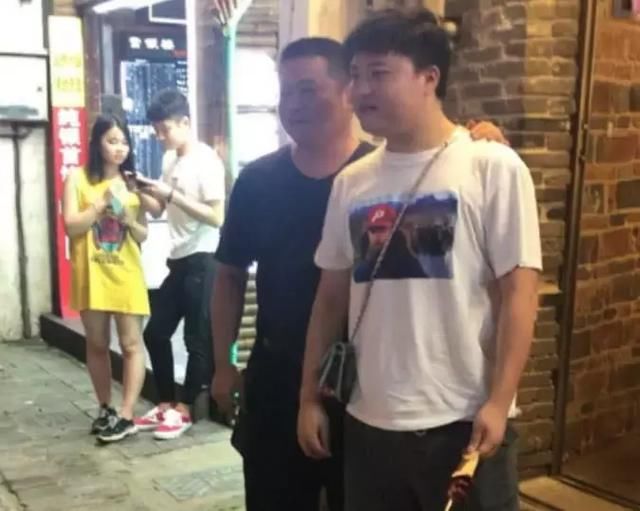 Uzi与女友逛街引发骚动,女方随后发图求解,他爱