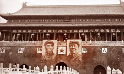 纪念抗战爆发12周年,毛泽东与朱德像出现在城楼。 1949年7月7日是抗战12周年纪念日。这一天,天安门又一次得以重新布置,而此次悬挂的就是天安门城楼上的第二版毛主席画像,同时悬挂的还有朱德画像。两位伟人的画像之间,一颗巨大的红星光彩闪烁,这也是历史上唯一一次在天安门城楼上同时出现两位领袖画像。