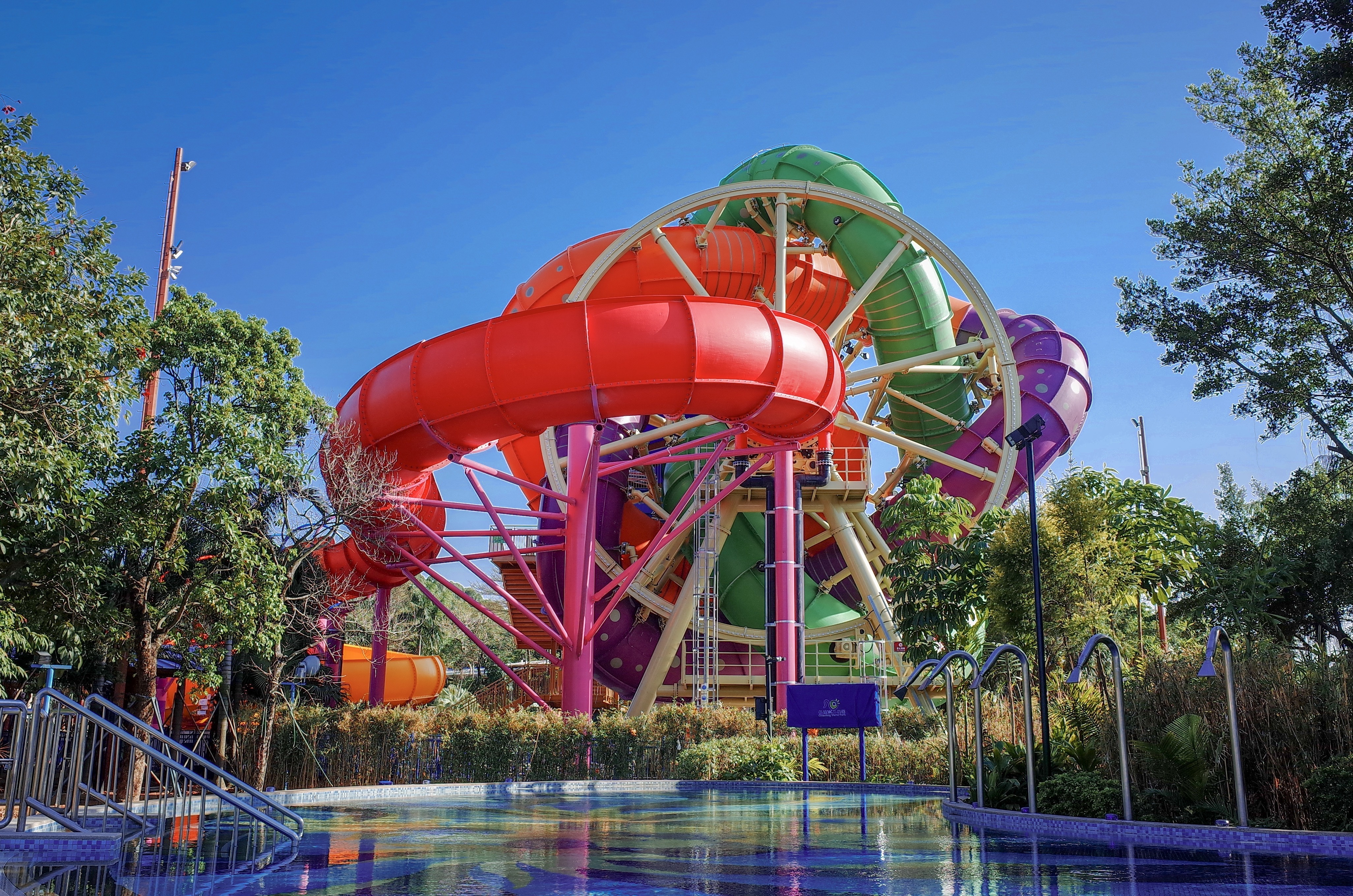 4月1日,连续五年创造全球水上乐园游客接待量纪录的广州长隆水上乐园