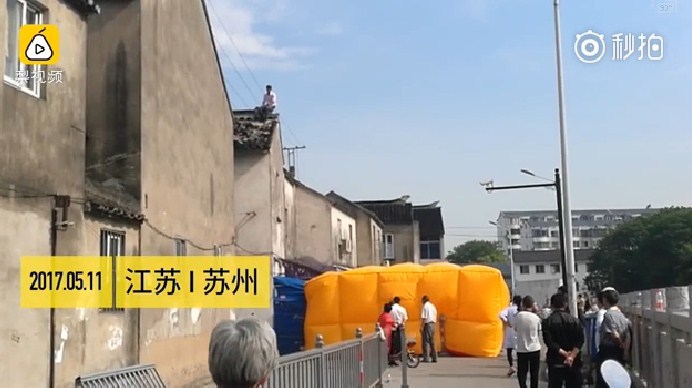 男子跳楼犹豫 大妈楼下陪蹲一宿:这没重播