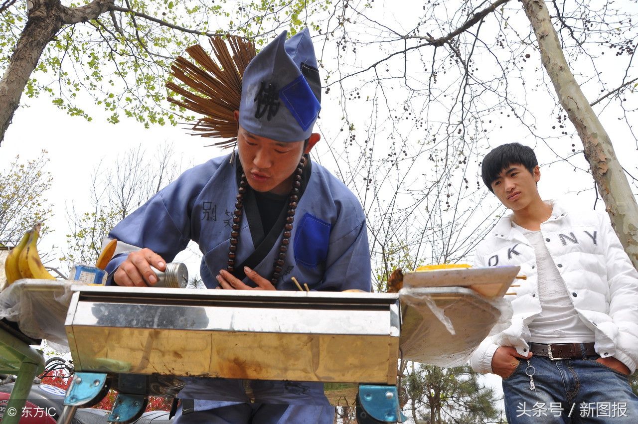 山东小哥打扮成济公,在路边卖烧烤,一天能赚3