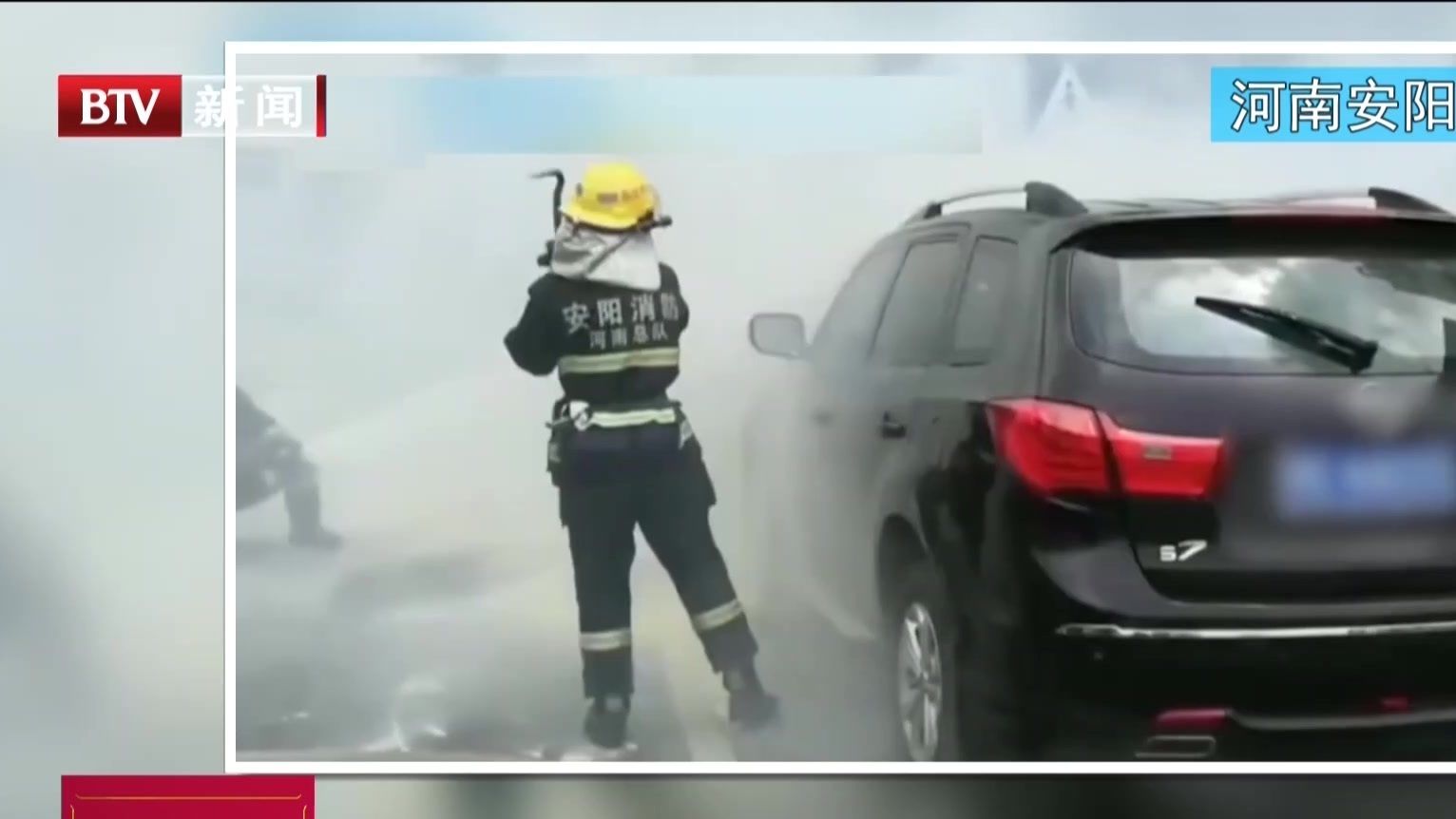 河南安阳：路边轿车自燃  多位公交司机赶来灭火