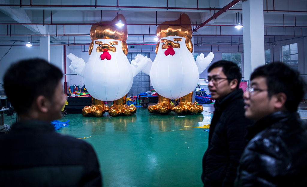 这只充气的特朗普公鸡现已成为中国互联网购物门户网站上的热销货。有各种大小和设计图案飞充气特朗普公鸡。例如180厘米高的特朗普火鸡售价折合大约47欧元，超大号的价码高达5000多欧元，有16米高。便宜的也有。