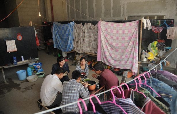 农民工的倾诉:群居生活可以忍受,一到晚上让人睡不着觉!