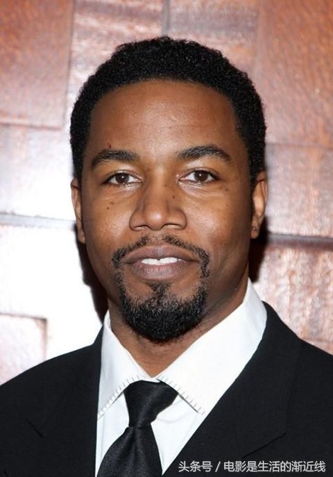 迈克尔加怀特精通各种制敌技能 块头十足甚至