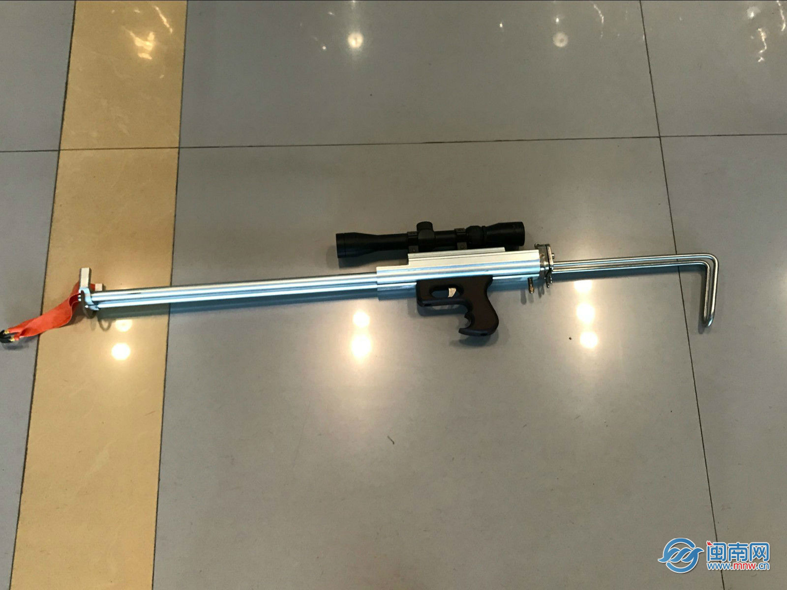 石狮群众上交1.2米弹弩 瞄准镜能开清50米开外的人