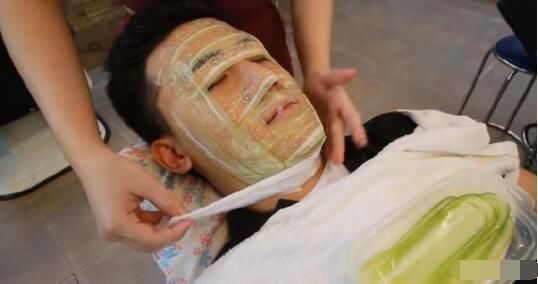 越南理发店70块当"皇帝"贴身挖耳朵,网友:师傅全是年轻妹