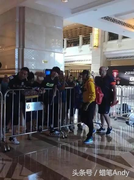 内马尔今日抵达深圳!现身机场还为巴萨球衣签