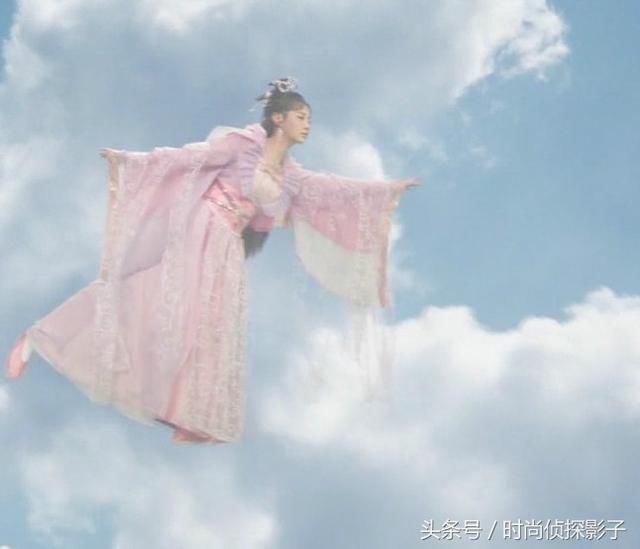 飞在天上的古装女子,凤卿尘帅气、雪精灵很出