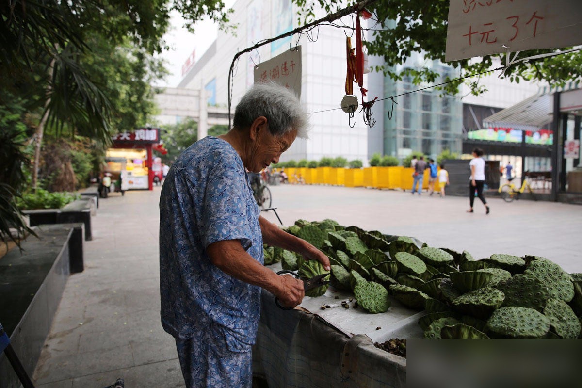 90岁老奶奶出摊 挣钱贴补三个儿子