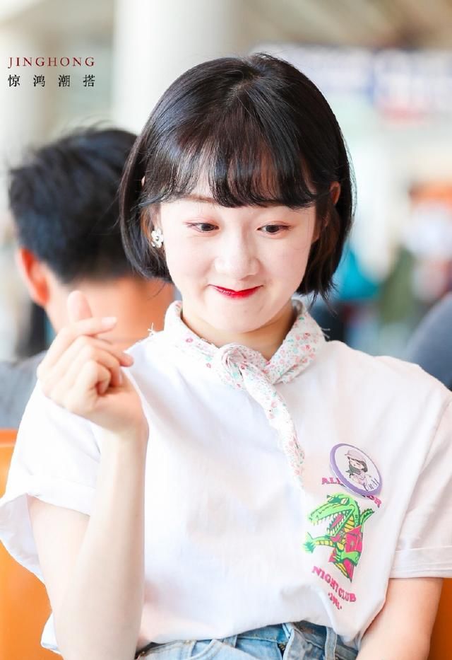 李子璇真会装嫩,23岁还穿小学生的衣服,却被裙