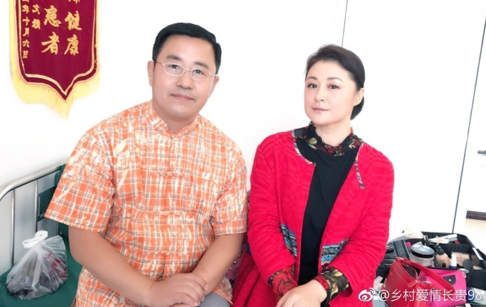 赵本山小姨子穿一身红衣 "村里一朵花"风韵犹存