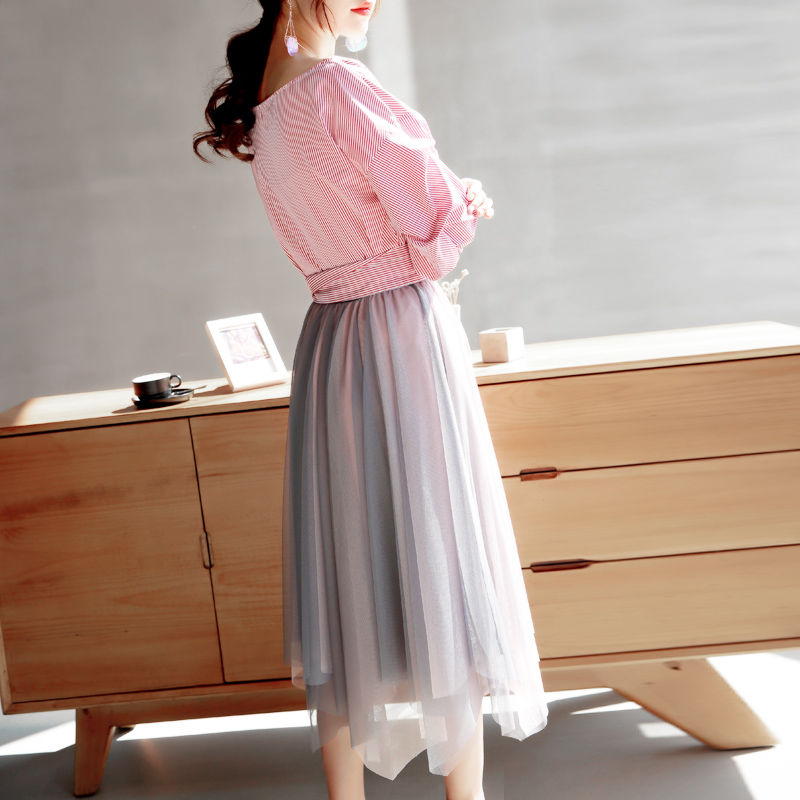 上海女人真大胆,吊带裙+隐形文胸就敢出门,不