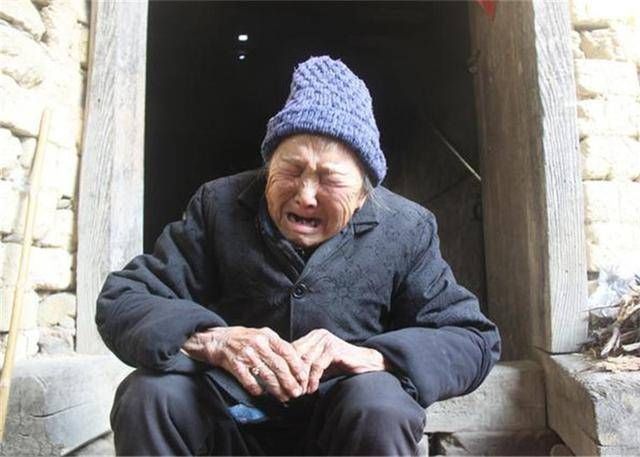 儿媳妇回前夫家看婆婆,村头有一个老乞丐,看清模样后傻了眼