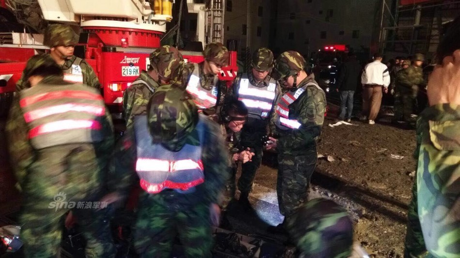 今日凌晨3点57分高雄地区发生里氏规模6.4地震，造成台南多处楼房倒塌，台湾陆军第8军团54工兵群官兵紧急赶往台南永大路灾害现场，将运用生命探测器协助搜寻受困民众。