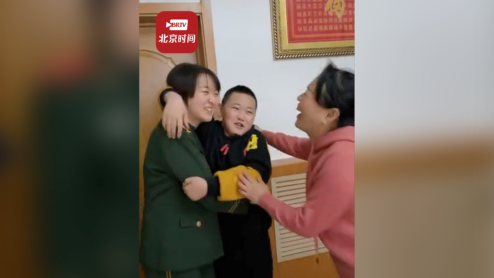 女兵入伍两年首次休假回家 弟弟抱着姐姐脖子激动得语无伦次：别来无恙