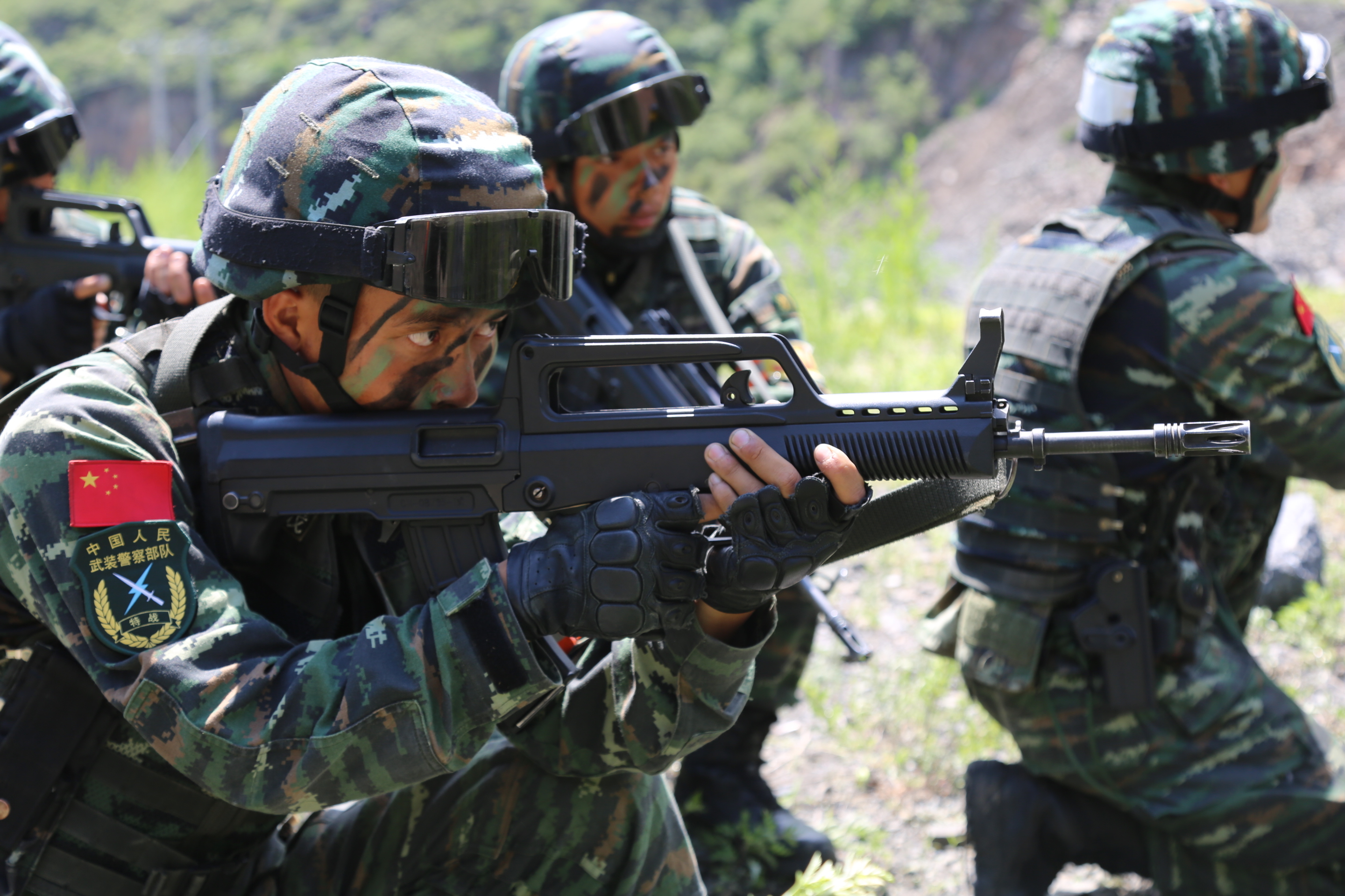 反恐实战能力 就这样摸黑一枪一枪打出来!