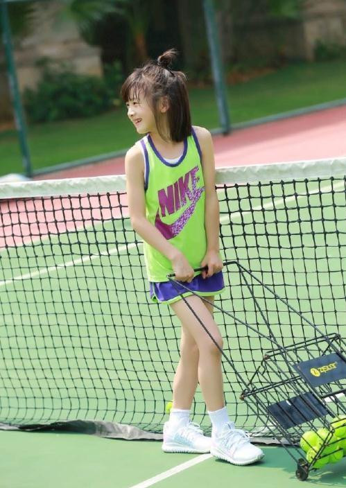 组图-美少女长腿霸屏!田亮晒森碟练习网球照