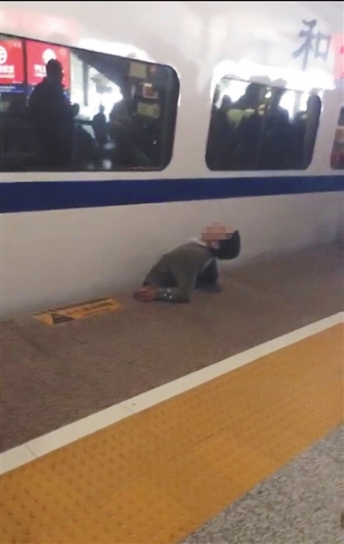 南京南站一男子越站台被火车夹住身亡