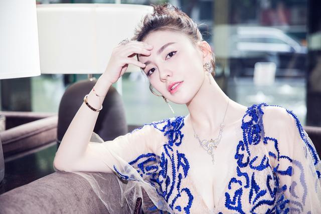 吕佳容时尚盛典化身“蓝精灵” 获最具潜力女演员奖(图6) 吕佳容时尚盛典化身“蓝精灵” 获最具潜力女演员奖(图6)