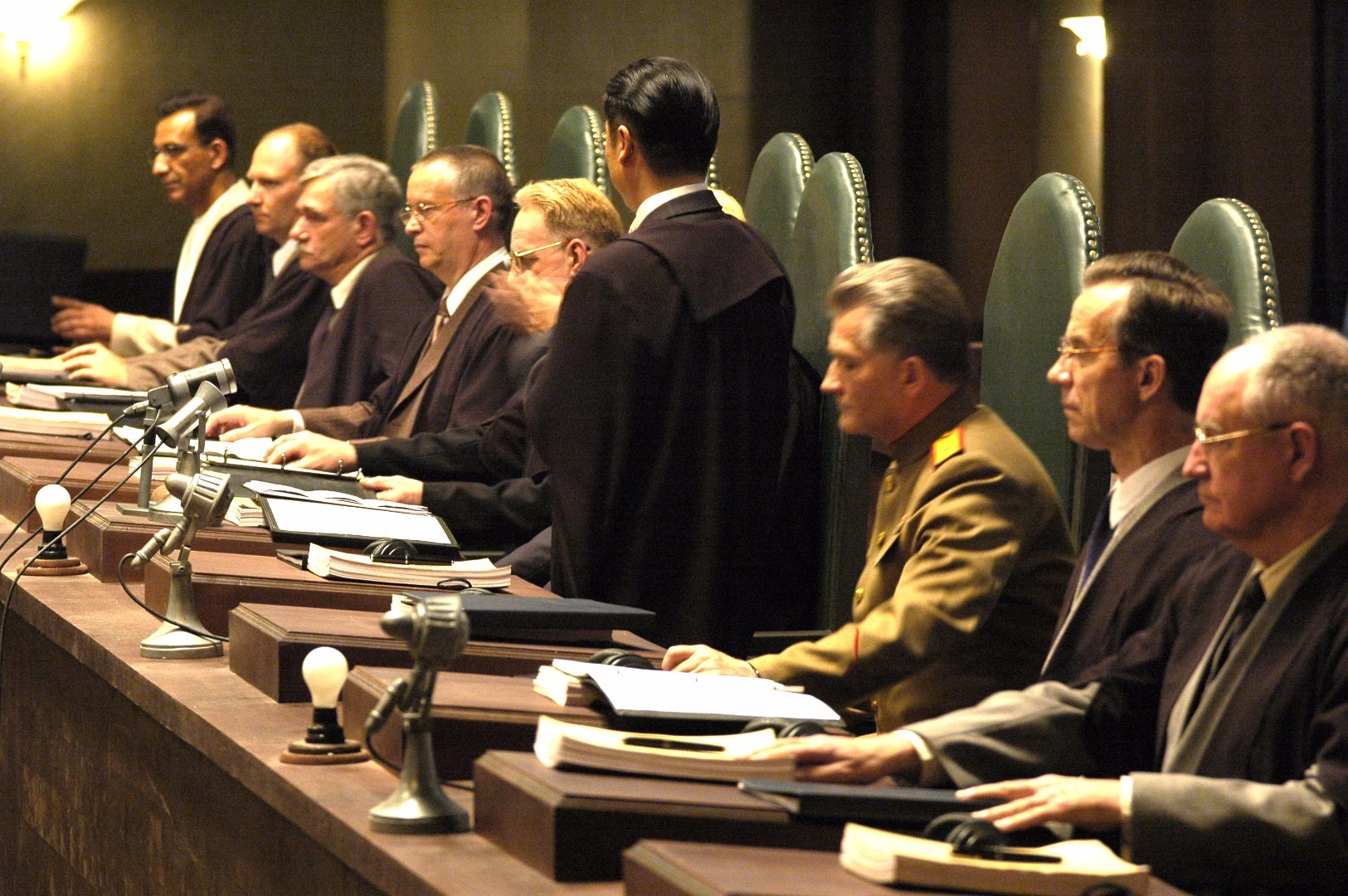 日本投降后，在其本土对其进行审判，而《东京审判》则是讲述的1946年，在远东国际军事法庭在东京审判日本战犯，该法庭由11个国家的11名法官组成。受中国国民政府的委任，以梅汝璈为首的中国法官在大国利益主导的势力挤压下，奋力突围，终于将以东条英机为首的七个战犯送上绞刑架。