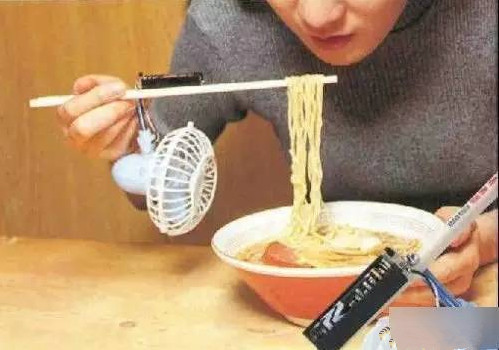 13、吹面风扇:吃面的确很热,尤其是现在这种炎炎夏日的时候,多数人不得不用嘴巴来吹几下降降温,不过日本最近发明了下面这么个小东西。一双筷子上竟然还带上个能吹面的小风扇,有了这种能吹面的筷子,吃起来确实就方便多了!