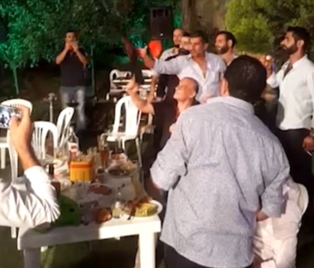 意外!黎巴嫩新郎婚礼上鸣枪庆祝误伤摄影师 意外!黎巴嫩新郎婚礼上鸣枪庆祝误伤摄影师