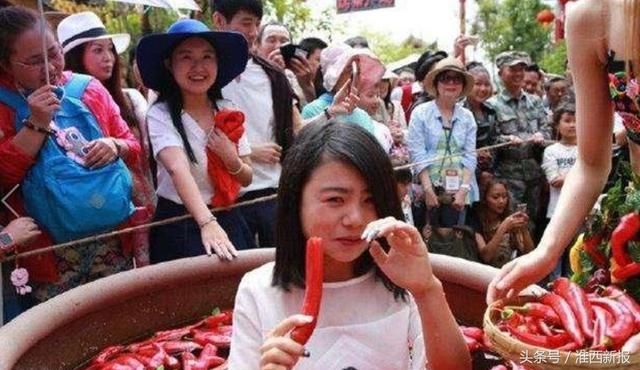 美女蹲在水箱里吃辣椒比赛,网友赞叹:真的不要