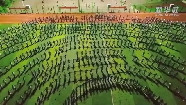 快乐溢出屏幕!云南学生上演大型“打跳”,火出圈的“打跳”啥来头? 快乐溢出屏幕!云南学生上演大型“打跳”,火出圈的“打跳”啥来头?