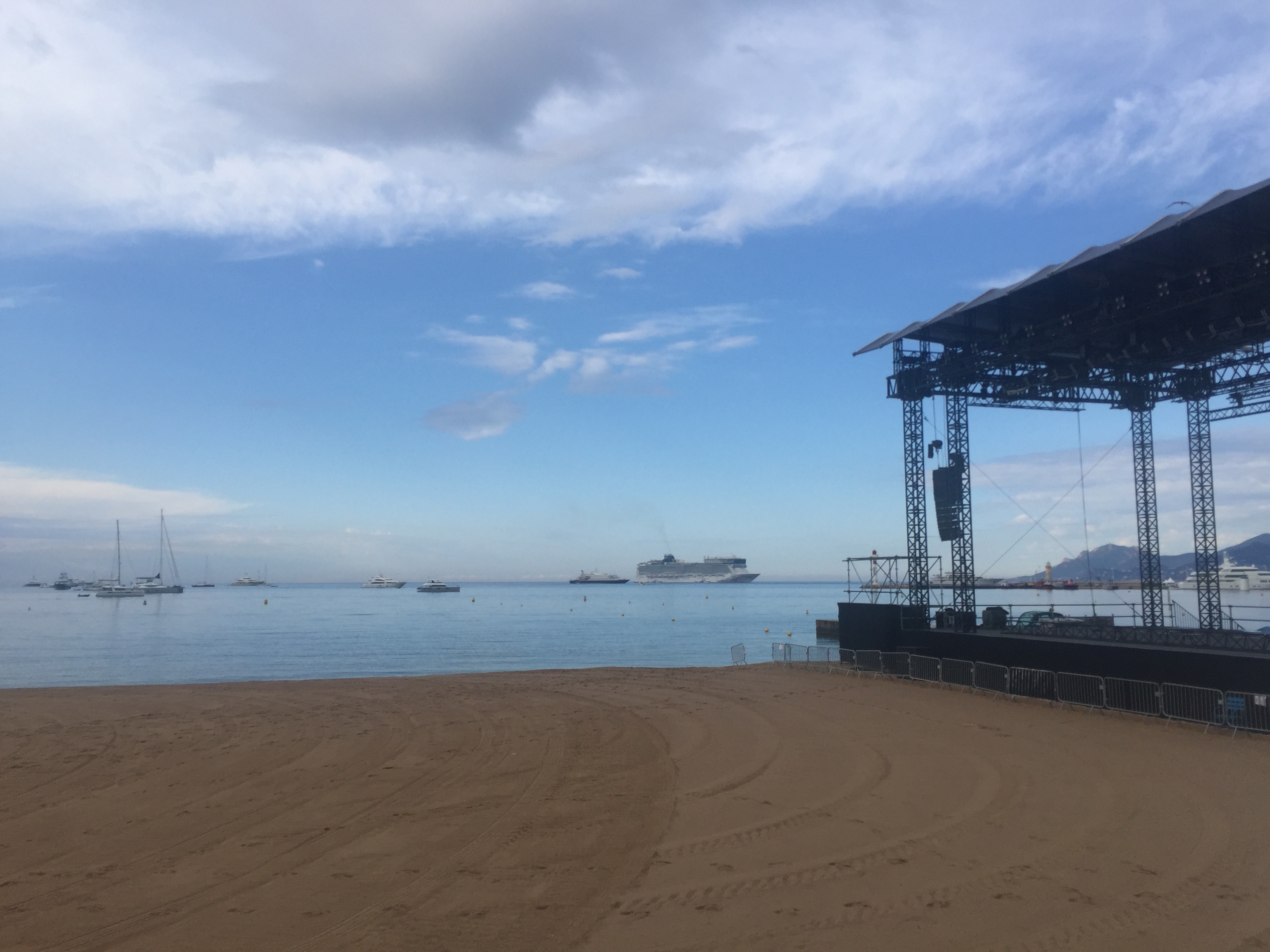 戛纳白天的沙滩