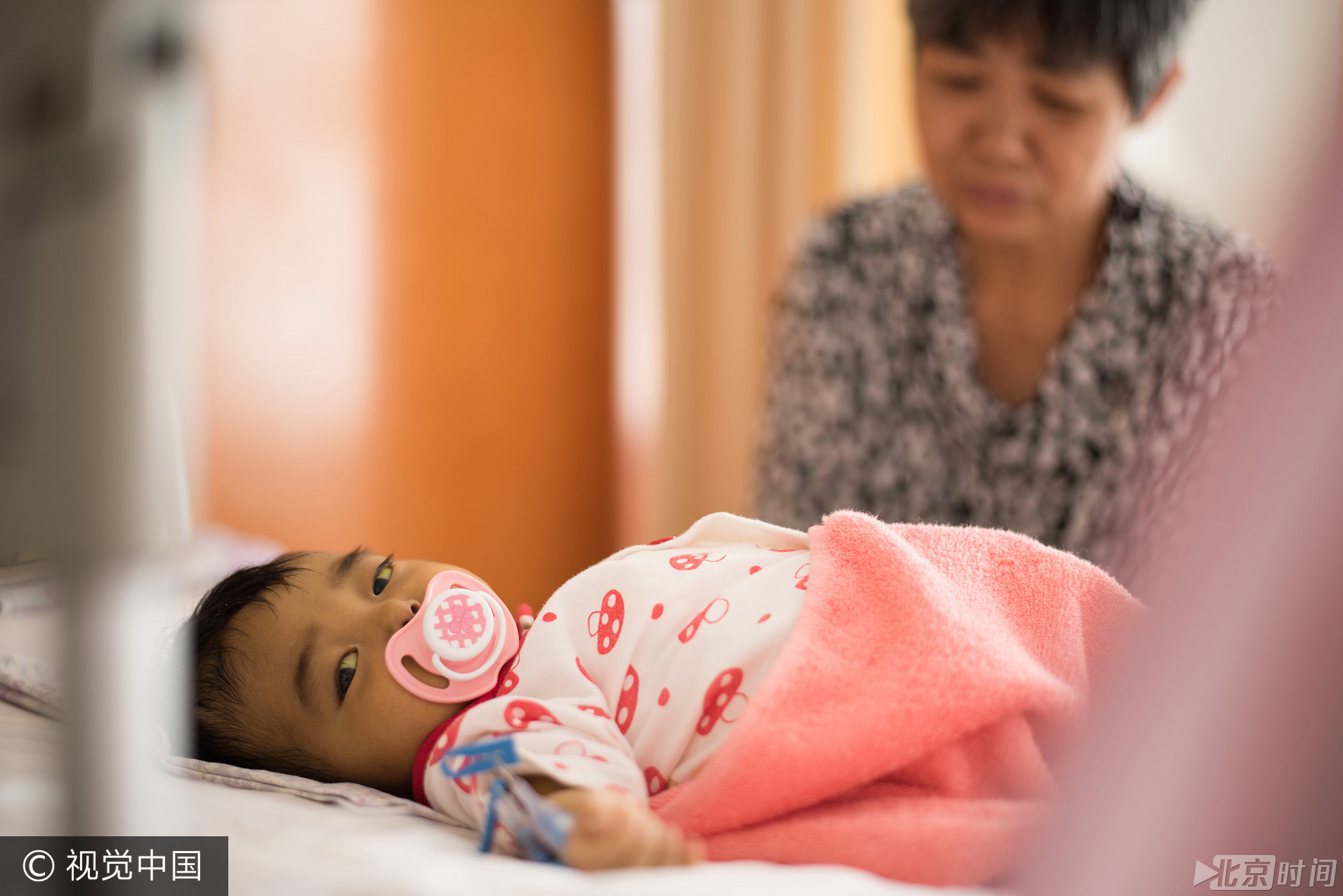 于是，只有3个月大的小梦涵被送给在新疆打工的爷爷奶奶。小梦涵的母亲告诉两位老人，孩子得了重病，无钱治疗。最后留下一句，“你们看着办吧，不行就扔了!”就走了。爷爷和奶奶怀抱着小孙女懵了。