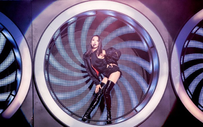 宋茜双11性感热舞露大腿 上衣下滑露香肩