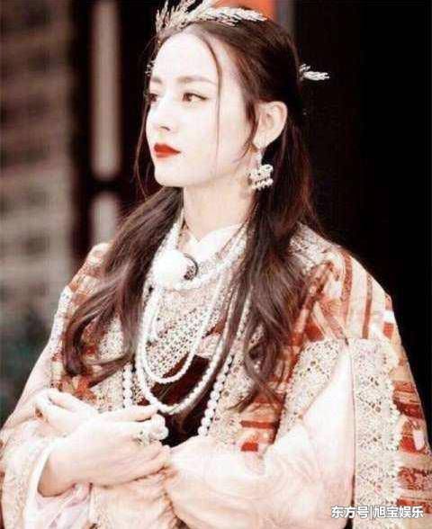 迪丽热巴和杨颖穿民族服装,同样是美人,气质却