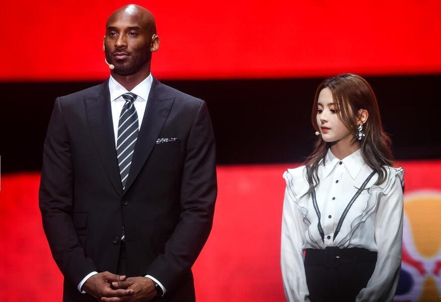 杨超越短裤秀白嫩玉腿惊艳亮相 同框科比身高差略萌